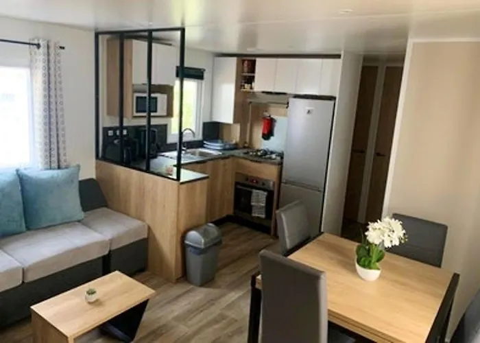 Confortable à Avec Piscine Partagée *